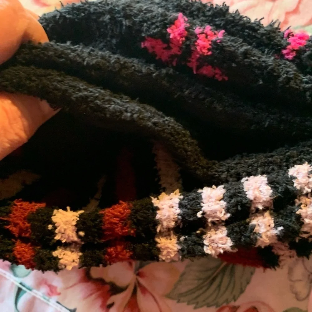 NWT XlOXO Women’s Black and Pink Cozy Socks Size 4 to 10